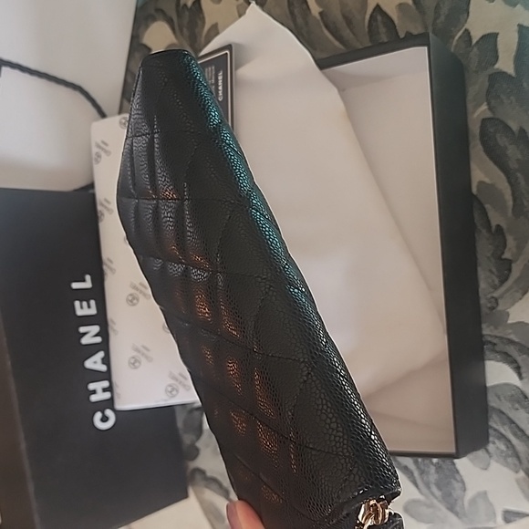 Like New Chanel leather long Wallet. Full inclusion dustbag, Box, auth card, bag - Picture 13 of 13